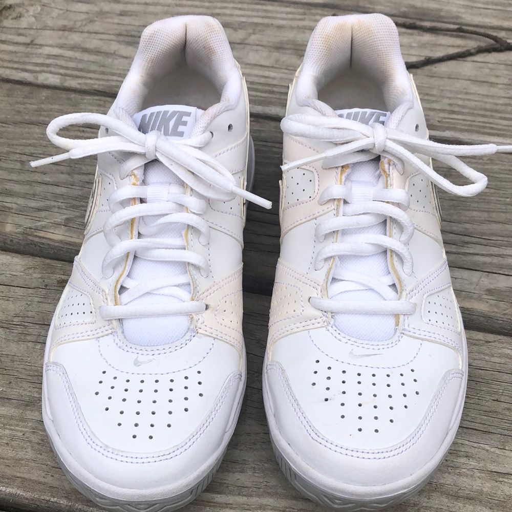 Nike City Court women’s tennis shoe 7.5